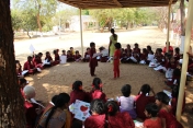 Regalos recíprocos por parte de las niñas del Center for Speech & Hearing Impaired Children de Bukkaraya Samudram, en Anantapur, India)